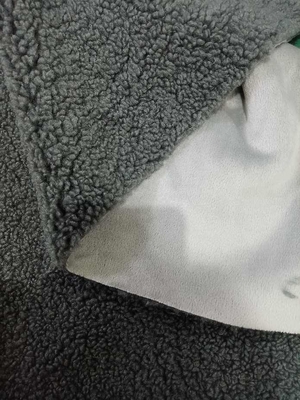 Fabricação a partir de tecidos compostos de lã de cordeiro cinza e de tecidos compostos de pelúcia curtos