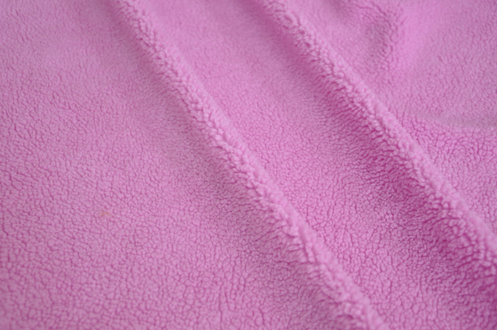 As lãs do rosa 150cm entortam a tela feita malha para revestimentos e partes superiores