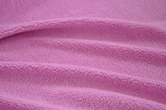 As lãs do rosa 150cm entortam a tela feita malha para revestimentos e partes superiores