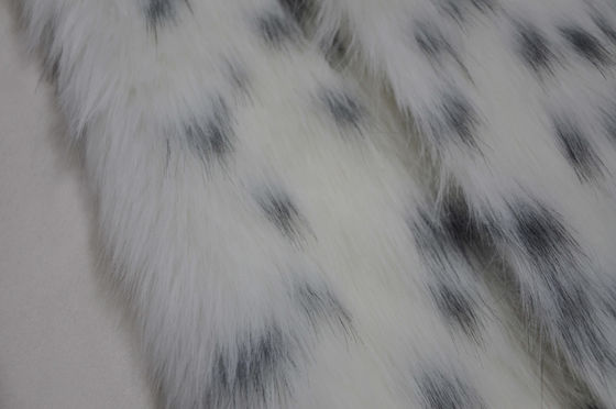 ponto preto em uma tela longa da pele do cabelo do fundo branco, tela longa do luxuoso: A mistura perfeita do conforto e da forma