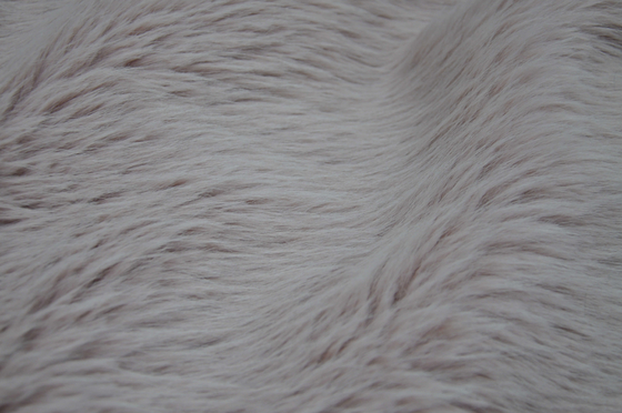 A tela longa cor-de-rosa da pele do cabelo, cria uma atmosfera sonhadora e luxuoso em sua casa