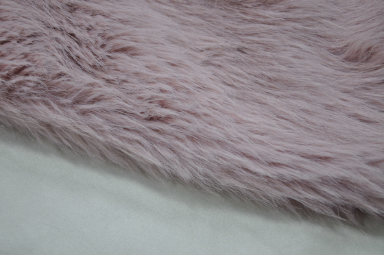 A tela longa cor-de-rosa da pele do cabelo, cria uma atmosfera sonhadora e luxuoso em sua casa